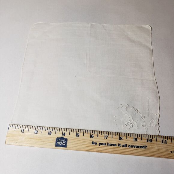 VINTAGE HANKIE WHITE FLORAL EMBROIDERY SCALLOPED EDGE HANDMADE POCKET SCARF - Picture 4 of 9